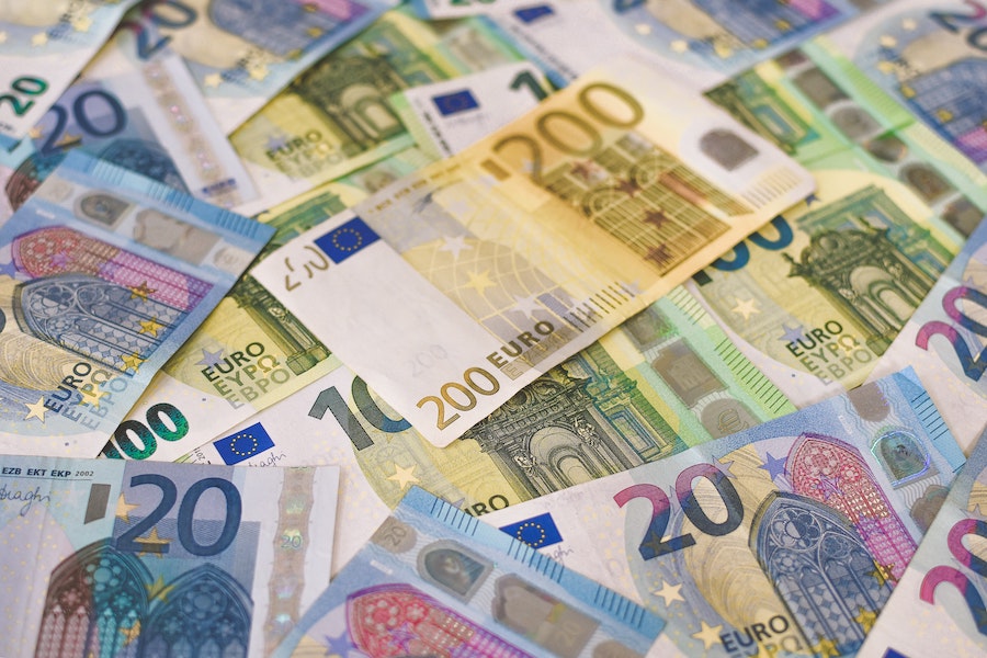 bunte Euroscheine am Tisch, 20 Euro, 100 Euro, 200 Euro