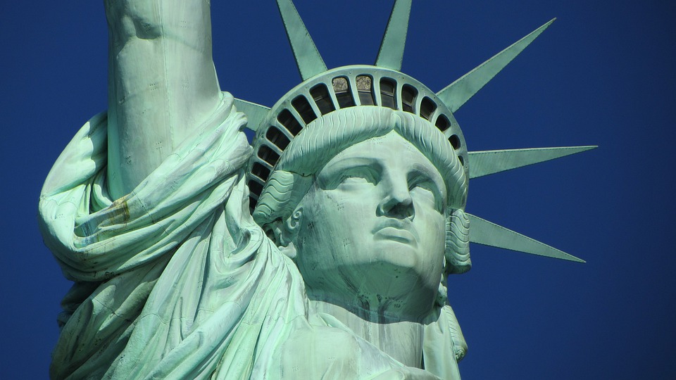 Statue of Liberty Kopfaufnahme vor blauem Himmel
